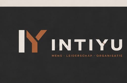INTIYU-logo gedrukt op een zwart visitekaartje